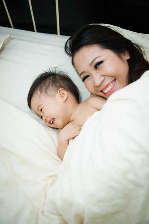 'Người đẹp thân thiện' của cuộc thi Hoa hậu Hoàn vũ Việt Nam 2008 Dương Thùy Linh có những khoảnh khắc chơi đùa vui vẻ bên con trai đầu lòng. 'Người đẹp thân thiện' của cuộc thi Hoa hậu Hoàn vũ Việt Nam 2008 Dương Thùy Linh có những khoảnh khắc chơi đùa vui vẻ bên con trai đầu lòng.