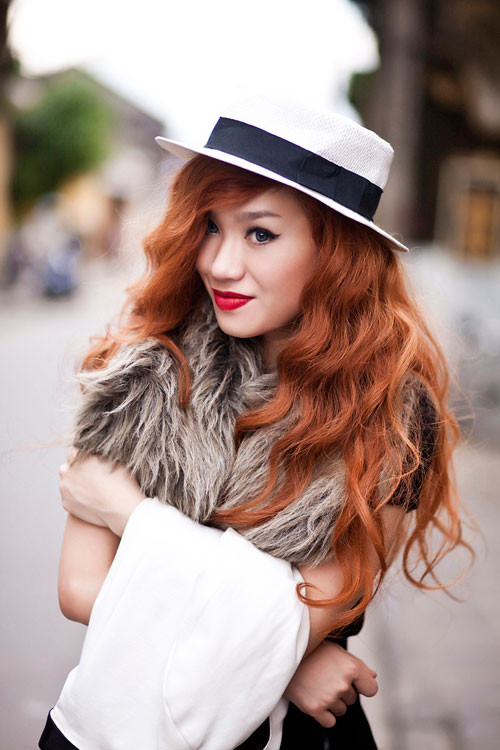 "Tôi nghĩ người ta có quyền để nói. Còn tôi, không việc gì phải đáp trả hay đấu tranh cho sự việc mà mình cho là đúng. Đến bây giờ, khi gặp những bài phỏng vấn hỏi về những vấn đề nhạy cảm thì tôi lảng tránh, để khỏi chuốc vạ vào thân. Là ca sĩ tôi chỉ mong khán giả nhắc đến sản phẩm của mình chứ không phải là scandal", cô tiếp lời. "Tôi nghĩ người ta có quyền để nói. Còn tôi, không việc gì phải đáp trả hay đấu tranh cho sự việc mà mình cho là đúng. Đến bây giờ, khi gặp những bài phỏng vấn hỏi về những vấn đề nhạy cảm thì tôi lảng tránh, để khỏi chuốc vạ vào thân. Là ca sĩ tôi chỉ mong khán giả nhắc đến sản phẩm của mình chứ không phải là scandal", cô tiếp lời.