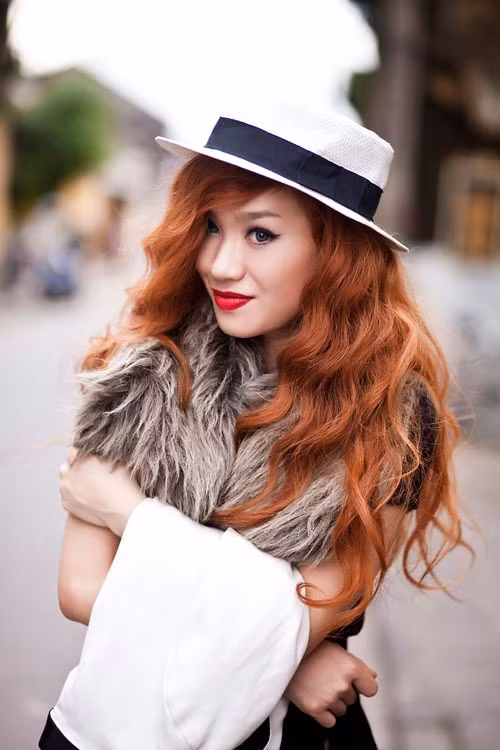 "Tôi nghĩ người ta có quyền để nói. Còn tôi, không việc gì phải đáp trả hay đấu tranh cho sự việc mà mình cho là đúng. Đến bây giờ, khi gặp những bài phỏng vấn hỏi về những vấn đề nhạy cảm thì tôi lảng tránh, để khỏi chuốc vạ vào thân. Là ca sĩ tôi chỉ mong khán giả nhắc đến sản phẩm của mình chứ không phải là scandal", cô tiếp lời. "Tôi nghĩ người ta có quyền để nói. Còn tôi, không việc gì phải đáp trả hay đấu tranh cho sự việc mà mình cho là đúng. Đến bây giờ, khi gặp những bài phỏng vấn hỏi về những vấn đề nhạy cảm thì tôi lảng tránh, để khỏi chuốc vạ vào thân. Là ca sĩ tôi chỉ mong khán giả nhắc đến sản phẩm của mình chứ không phải là scandal", cô tiếp lời.