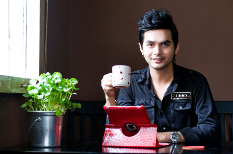 "Với các nghệ sĩ nữ, ít nhất họ cũng là thân con gái nên có sự đồng cảm với nhau. Tất nhiên, những con người đã đi vào con đường đó, họ rất đáng trách, nhưng cũng thấy đáng thương và tội nghiệp. Thậm chí, nếu quan sát, sẽ thấy đáng sợ nữa. Tuy nhiên, chúng ta có nên ném đá, có nên đổ thêm dầu vào lửa nữa không và bản thân những người đi đả kích người khác liệu có đáng được ngưỡng mộ?" "Với các nghệ sĩ nữ, ít nhất họ cũng là thân con gái nên có sự đồng cảm với nhau. Tất nhiên, những con người đã đi vào con đường đó, họ rất đáng trách, nhưng cũng thấy đáng thương và tội nghiệp. Thậm chí, nếu quan sát, sẽ thấy đáng sợ nữa. Tuy nhiên, chúng ta có nên ném đá, có nên đổ thêm dầu vào lửa nữa không và bản thân những người đi đả kích người khác liệu có đáng được ngưỡng mộ?"