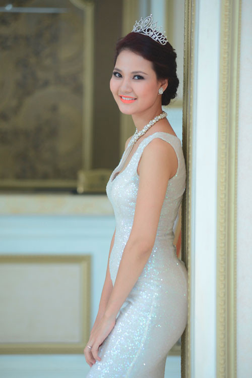 Trần Thị Quỳnh lựa chọn màu trắng nhẹ nhàng.