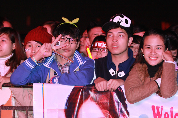 Rồi xuất hiện cả teen nam thắt nơ duyên dáng. Rồi xuất hiện cả teen nam thắt nơ duyên dáng.