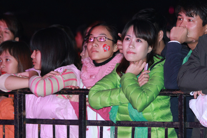 Nếu có không ít những fan nữ xem ca nhạc một cách chăm chú, lặng lẽ.... Nếu có không ít những fan nữ xem ca nhạc một cách chăm chú, lặng lẽ....