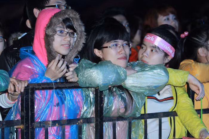 Fan hâm mộ chăm chú theo dõi đêm K -Pop.