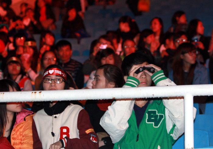 Do khoảng cách ngồi quá xa sân khấu, một fan nam đã mang theo ống nhòm để thấy rõ thần tượng hơn. Do khoảng cách ngồi quá xa sân khấu, một fan nam đã mang theo ống nhòm để thấy rõ thần tượng hơn.