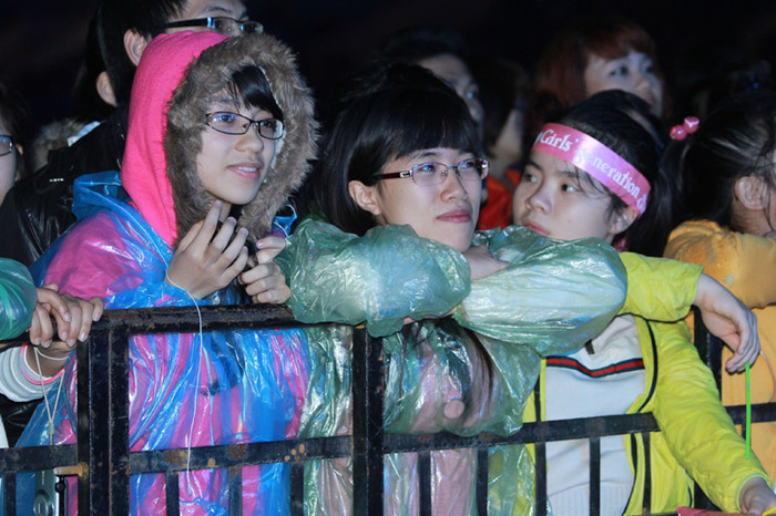 Fan hâm mộ chăm chú theo dõi đêm K -Pop. Fan hâm mộ chăm chú theo dõi đêm K -Pop.