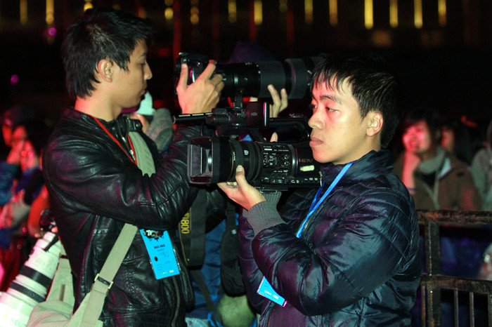 "Kẻ quay trên, người chụp dưới"