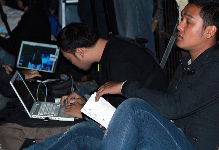 Ngay sau khi chụp được ảnh, lập tức gửi về tòa soạn làm trực tiếp.