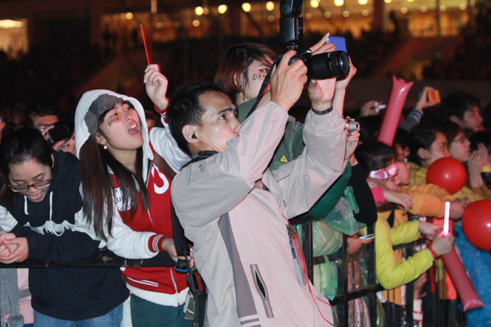 Do không có một vị trí tác nghiệp riêng, phóng viên luôn ở trong tình trạng ngẩng cao đầu, giơ cao máy.