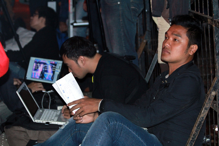 Để chụp ảnh được toàn bộ đêm nhạc K -Pop, các phóng viên phải di chuyển liên tục, cùng với đó là việc cập nhật tin tức, hình ảnh khiến họ khá mệt mỏi.