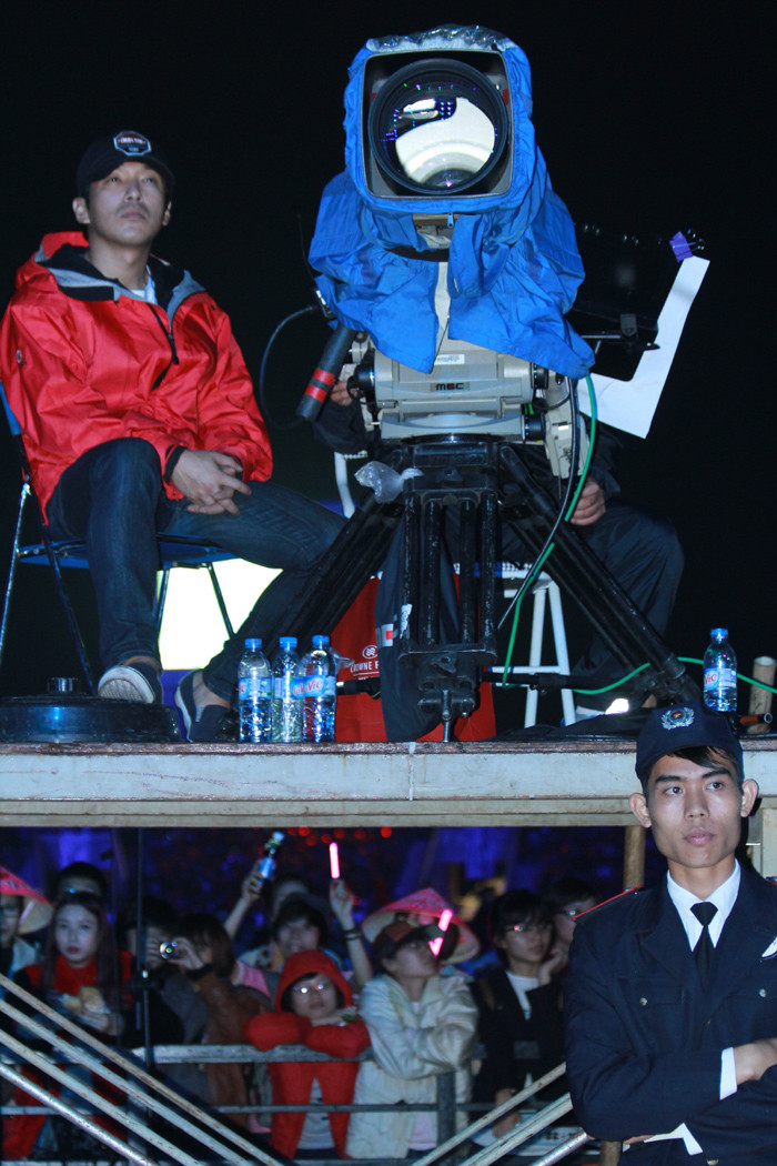 Các máy quay được bao bọc kỹ lưỡng phòng khi trời mưa.