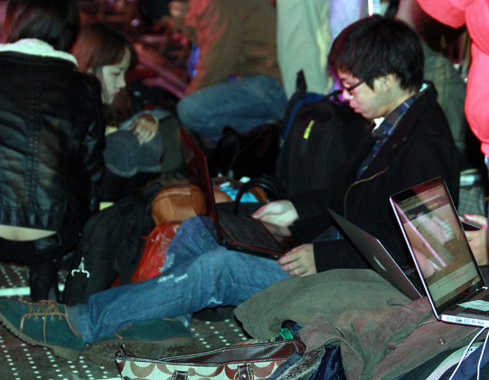 Ngồi bệt dưới đất tác nghiệp.