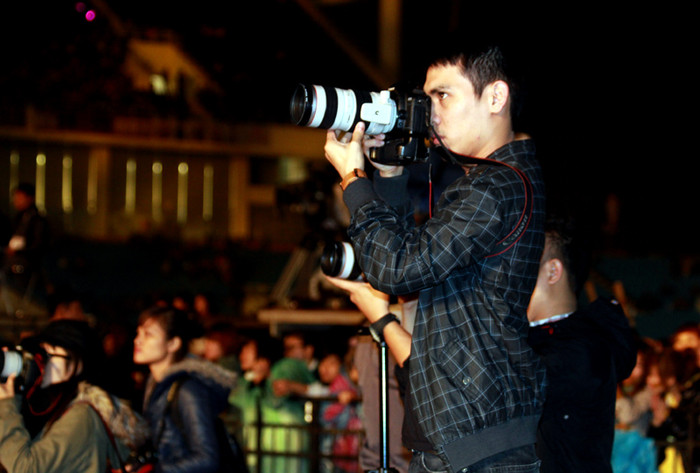 Thậm chí, nhiều phóng viên than thở, cầm máy ảnh lâu đến nỗi mỏi nhừ cả cánh tay.