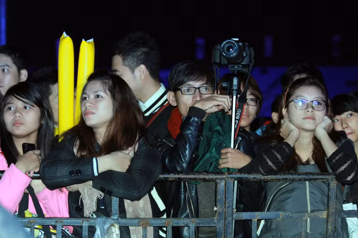 Có teen còn chuẩn bị cả máy ảnh xịn ghi lại những khoảnh khắc đáng nhớ.