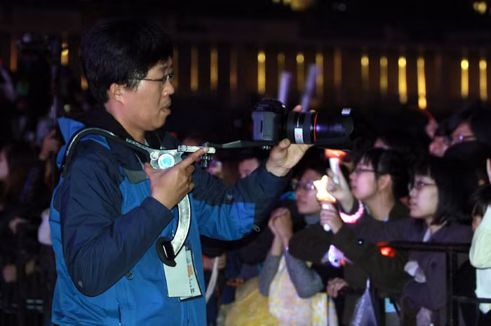 Người của BTC ghi lại sự cổ vũ nhiệt tình của fan hâm mộ.