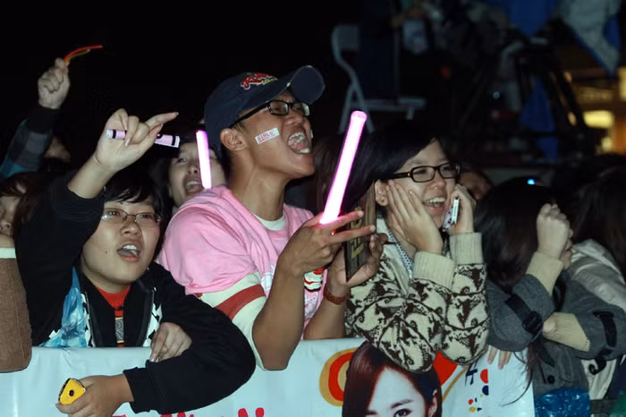 Thì lại có không ít fan nam cuồng nhiệt, hò hét khi thấy thần tượng.