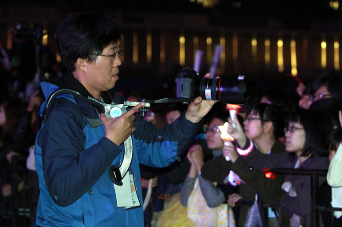 Người của BTC ghi lại sự cổ vũ nhiệt tình của fan hâm mộ. Người của BTC ghi lại sự cổ vũ nhiệt tình của fan hâm mộ.