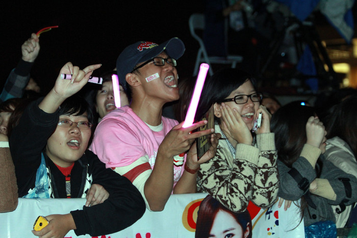 Thì lại có không ít fan nam cuồng nhiệt, hò hét khi thấy thần tượng. Thì lại có không ít fan nam cuồng nhiệt, hò hét khi thấy thần tượng.