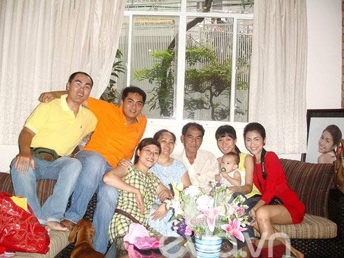 Có lẽ, những kí ức tuổi thơ vất vả như vậy đã khiến cho ngọc nữ của showbiz Việt vào vai những cô gái hiền lành, nghèo khó rất ngọt, và đỉnh cao là bộ phim Bỗng dưng muốn khóc. Tăng Thanh Hà đóng vai cô Trúc nghèo khó, không được đi học, phải đi bán sách quá đạt khiến khán giả không kìm được nước mắt, bình chọn cô là nữ diễn viên được yêu thích nhất, và từ đó, Hà Tăng trở thành "ngọc nữ" của điện ảnh Việt. Ảnh: Gia đình Tăng Thanh Hà hiện nay.