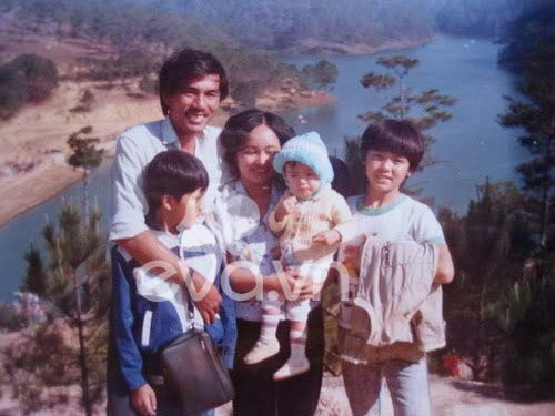 Có lúc ba mẹ Tăng Thanh Hà mở một quán nước mía kiếm tiền để nuôi ba anh em ăn học. Những lúc rảnh rỗi, nữ diễn viên Dốc tình cũng cùng mẹ bán nước mía hoặc đạp xe đi đưa cơm cho khách. Chính bởi vất vả như vậy, mà hồi nhỏ Tăng Thanh Hà đen nhẻm vì nắng gió. Cô đã từng tâm sự, gia đình chuyển nhà liên tục, vì thế nhiều khi không nhớ đã trang trí trên tường của bao nhiêu căn phòng bé tẹo chỉ đủ chỗ một người nằm.