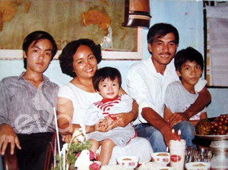 Sinh ra trong một gia đình khó khăn, Tăng Thanh Hà từ nhỏ đã phải trải qua những tháng ngày vất vả. Năm cô lên 10 tuổi, ba cô làm ăn thất bại phải bán nhà để trả nợ, mẹ phải bỏ việc để cáng đáng gia đình. Cả gia đình nữ diễn phải thuê trọ hoặc nay đây mai đó để mưu sinh.