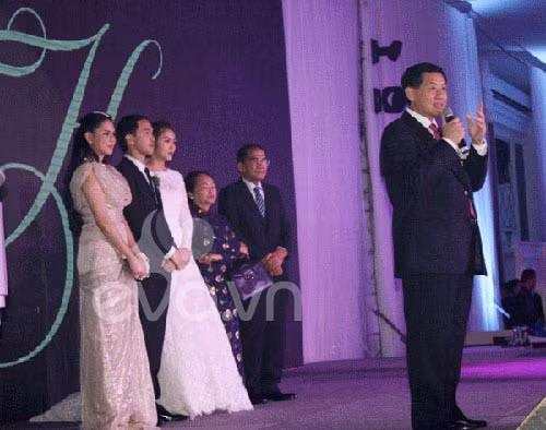 Mới đây, một bức hình duy nhất trong đám cưới Tăng Thanh Hà đã bị hé lộ. Trong ảnh, bố mẹ Tăng Thanh Hà và bố mẹ Louis Nguyễn lên sân khấu cảm ơn quan khách đã đến mừng đám cưới đôi trẻ.