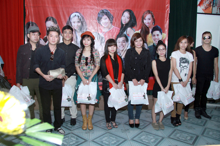 Mr Đàm đã trao tặng hơn 50 xuất quà và 100 xuất cơm chiều cho các bệnh nhân.