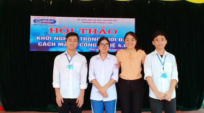 Thầy và trò trường Trung học Phổ thông Phong Châu tích cực áp dụng những thành tựu của thời đại 4.0 (Ảnh: Vũ Ninh) Thầy và trò trường Trung học Phổ thông Phong Châu tích cực áp dụng những thành tựu của thời đại 4.0 (Ảnh: Vũ Ninh)