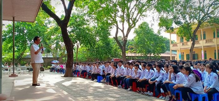 Giáo sư Nguyễn Lân Dũng chia sẻ với học sinh trường cấp 3 Phong Châu (Ảnh: Vũ Ninh) Giáo sư Nguyễn Lân Dũng chia sẻ với học sinh trường cấp 3 Phong Châu (Ảnh: Vũ Ninh)