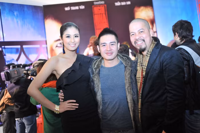 Tham dự lễ chiếu phim còn có NTK Đức Hùng, Ca sỹ Hoàng Hải. Tham dự lễ chiếu phim còn có NTK Đức Hùng, Ca sỹ Hoàng Hải.