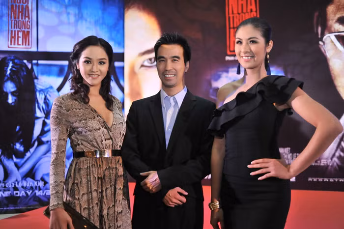 Và, vô tình bộ váy đen đó "đụng hàng" với màu váy mà Hoa hậu Ngọc Hân mặc. Và, vô tình bộ váy đen đó "đụng hàng" với màu váy mà Hoa hậu Ngọc Hân mặc.