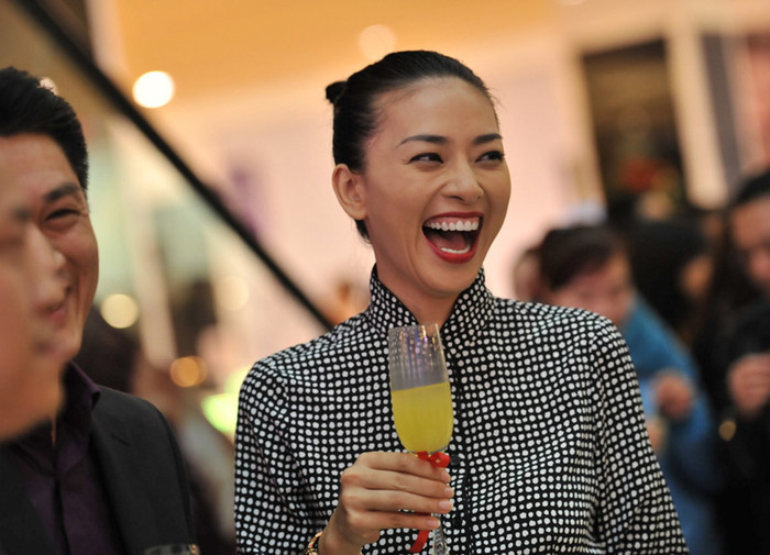 Ngô Thanh Vân cười "thả ga" khi nhận được lời chúc mừng của bạn bè. Ngô Thanh Vân cười "thả ga" khi nhận được lời chúc mừng của bạn bè.