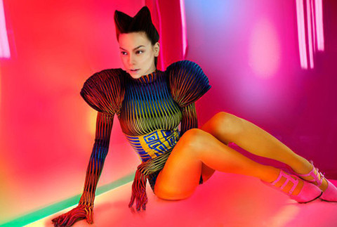 Táo bạo, phá cách trên sân khấu Nữ ca sĩ cùng là người mạnh bạo thử nghiệm với thời trang. Táo bạo, phá cách trên sân khấu Nữ ca sĩ cùng là người mạnh bạo thử nghiệm với thời trang.