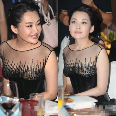 Nhưng cô cũng chẳng ngại ngần "khoe ngực" của mình trong những trang phục mỏng manh..