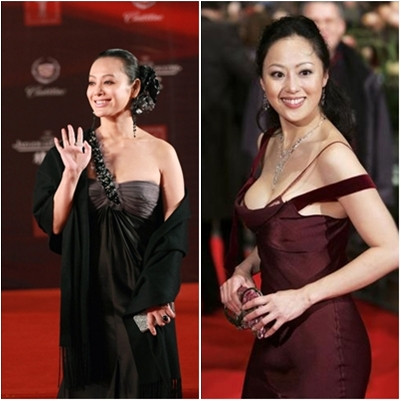 Quai áo trễ nải cũng là một trong những phương pháp "khoe ngực" của người phụ nữ gần 50 tuổi này