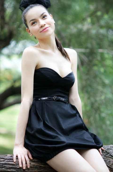 Phong cách gợi cảm, hiện đại Tuy là một ca sĩ thành đạt, giàu có, nhưng trang phục của Hồ Ngọc Hà không phải lúc nào cũng hàng hiệu. Nhiều món đồ của cô là các mặt hàng bình dân. Tuy nhiên, Hà Hồ được coi như một biểu tượng thời trang nhờ biết tạo ra những phong cách nhất định cho mình. Sự gợi cảm hiện đại là yếu tố không thể thiếu với một ca sĩ thời thượng như Hà. Phong cách gợi cảm, hiện đại Tuy là một ca sĩ thành đạt, giàu có, nhưng trang phục của Hồ Ngọc Hà không phải lúc nào cũng hàng hiệu. Nhiều món đồ của cô là các mặt hàng bình dân. Tuy nhiên, Hà Hồ được coi như một biểu tượng thời trang nhờ biết tạo ra những phong cách nhất định cho mình. Sự gợi cảm hiện đại là yếu tố không thể thiếu với một ca sĩ thời thượng như Hà.