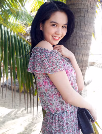 Không phải ngôi sao nào cũng đủ tự tin khoe mặt mộc, Ngọc Trinh là một trong số ít những mỹ nhân hãnh diện với nhan sắc trời phú.