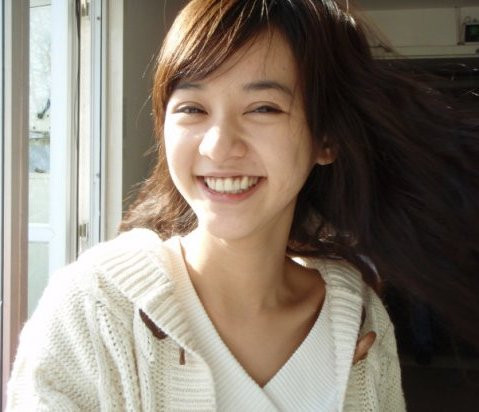 Trần Y Hàm trông hơi nhợt nhạt, da cũng hơi sần nhưng nhìn chung vẫn rất ổn.