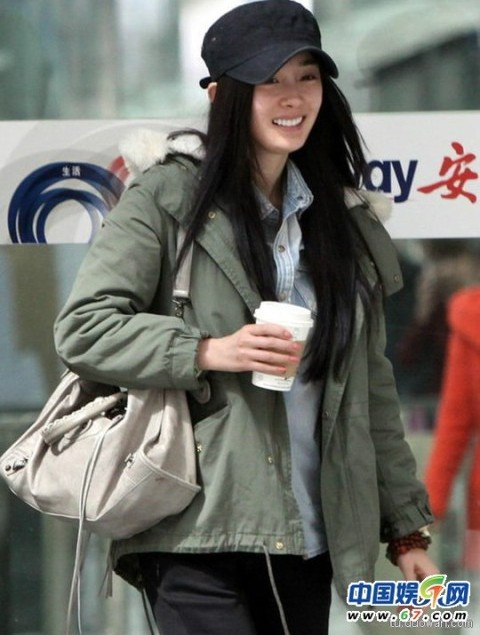 So với hình ảnh mặt mộc đầy mụn và tiều tụy trước đây do làm việc quá sức, hình ảnh này của Dương Mịch tươi sáng hơn rất nhiều.