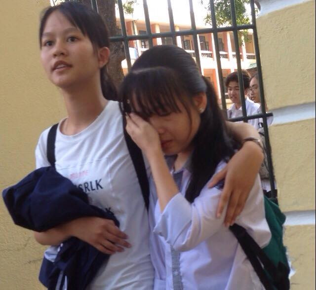 Thí sinh khóc nức nở sau bài thi môn Toán được đánh giá khá khó (Ảnh: Công Tiến)