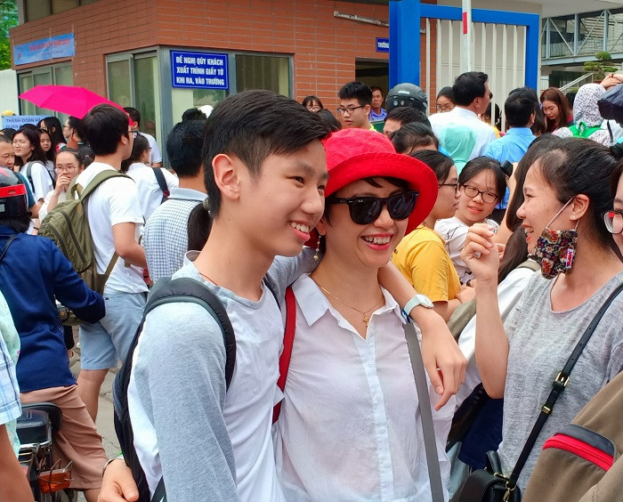 Hai mẹ con tươi rói khi kết thúc bài thi tiếng Anh (Ảnh: Vũ Ninh)