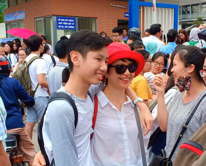 Hai mẹ con tươi rói khi kết thúc bài thi tiếng Anh (Ảnh: Vũ Ninh)