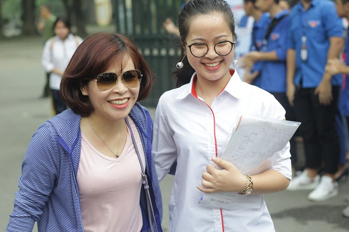 Hai mẹ con cười tươi rói sau môn thi Lịch Sử (Ảnh: Vũ Ninh)