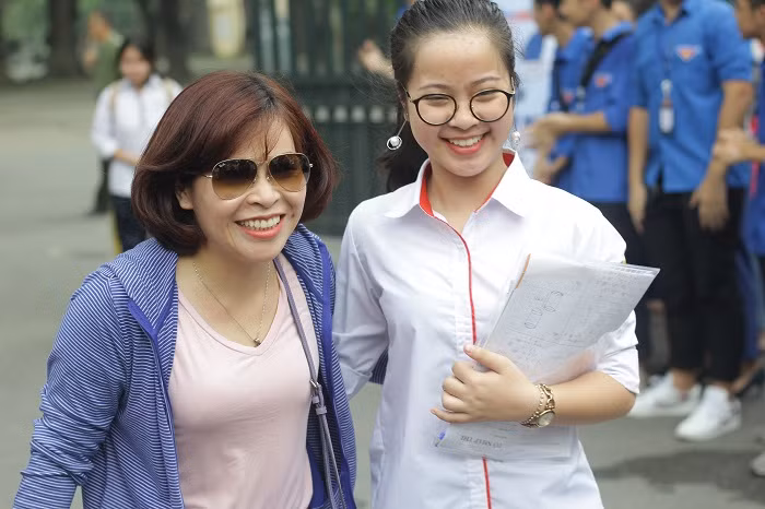 Hai mẹ con cười tươi rói sau môn thi Lịch Sử (Ảnh: Vũ Ninh)