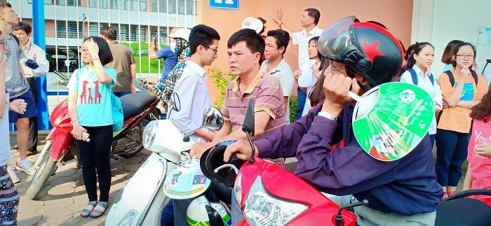 Phụ huynh mệt mỏi đợi con thi xong môn Toán dưới nắng gắt (Ảnh: Vũ Ninh)