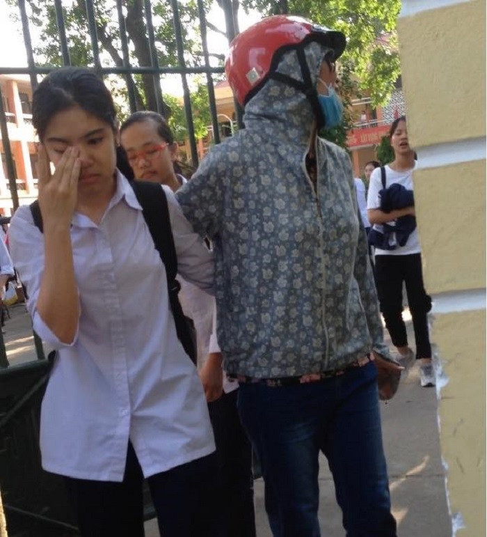 Thí sinh bật khóc sau bài thi môn Toán (Ảnh: Công Tiến)