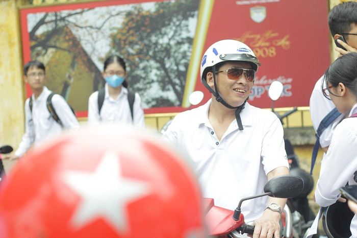 Phụ huynh này chắc chắn có con làm được bài (Ảnh: Vũ Ninh)