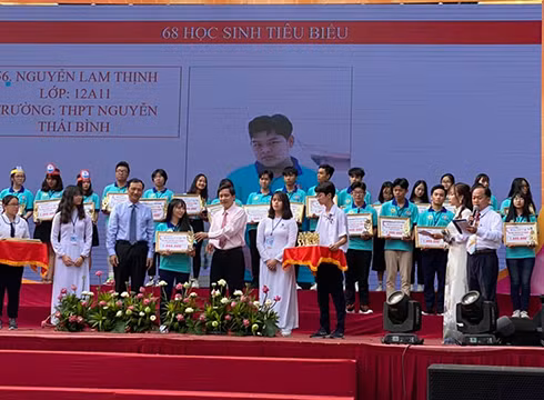 Tuyên dương học sinh tiêu biểu tại cụm trại do Trường trung học phổ thông Nguyễn Thượng Hiền tổ chức (ảnh: LHA)