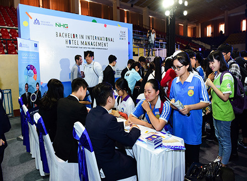 Thí sinh được nhân viên Trường Đại học Hoa Sen tư vấn các ngành học (ảnh: HSU) Thí sinh được nhân viên Trường Đại học Hoa Sen tư vấn các ngành học (ảnh: HSU)