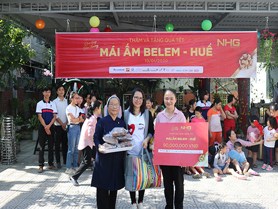Học sinh UK Academy và đại diện NHG trao tặng tiền, quà cho Mái ấm Belem, Thừa Thiên Huế (ảnh: NHG) Học sinh UK Academy và đại diện NHG trao tặng tiền, quà cho Mái ấm Belem, Thừa Thiên Huế (ảnh: NHG)